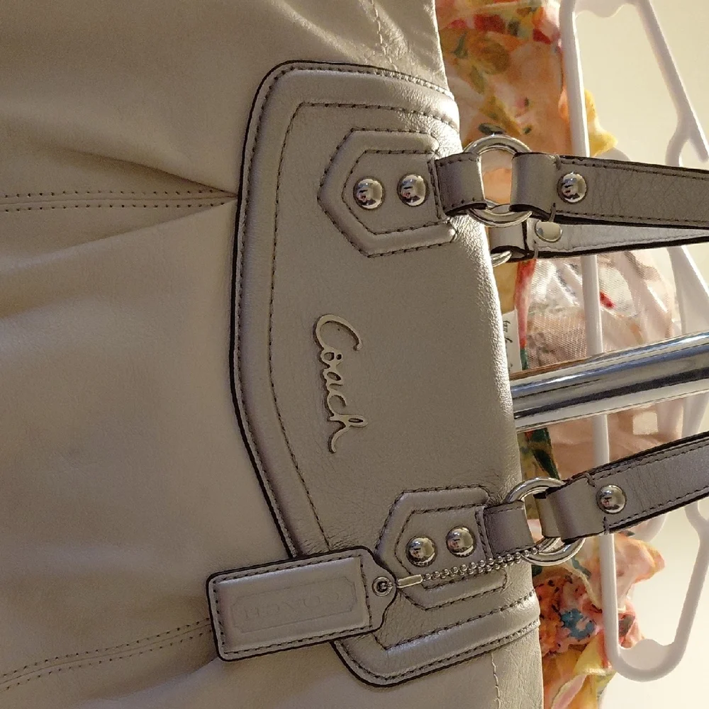 Coach Cream Tote with Structured Design and Silver Hardware - Picture 5 of 12